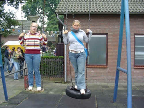 Ik (l.) en Anne op de schommels in de 'achtertuin' van Land van Kleef, kamp 5VWO, september 2003.